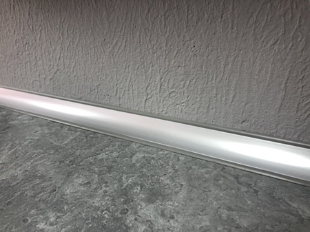 Плинтус для столешницы пластиковый серебро L=3м.